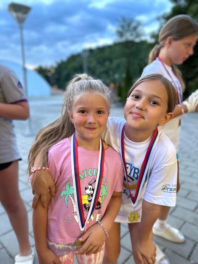 aaaPolaznice sa medaljama i trenerom 6